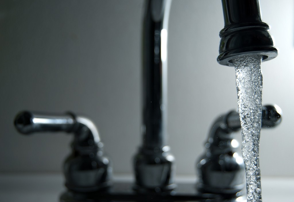 Agua corriendo del grifo: página web corporativa de Perfoaqua
