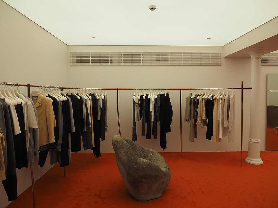 Tienda de ropa con percheros: ecommerce de moda y decoración Christies